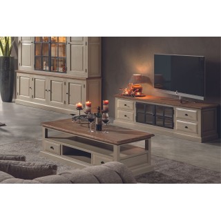 Table basse en bois au style cottage authentique pour un salon chaleureux.