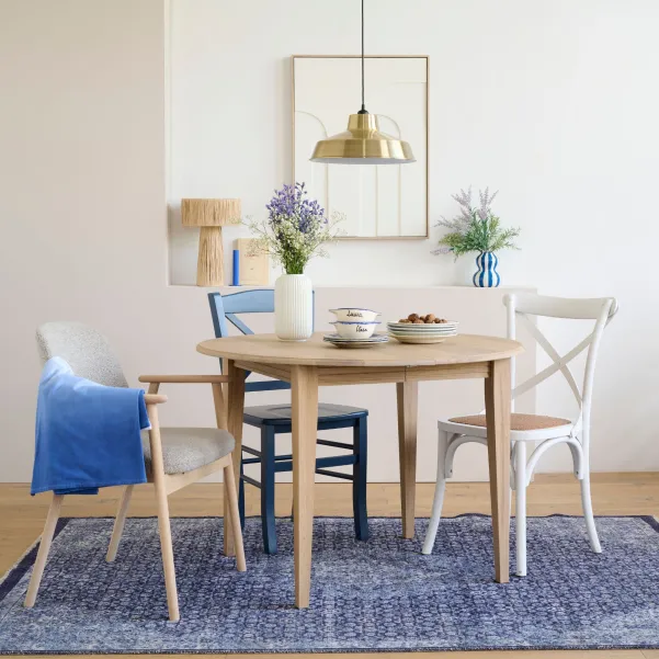 Table ronde extensible chêne blanchi 4/6 places D115 pieds fuseau avec 1 allonge VICTORIA - HELLIN