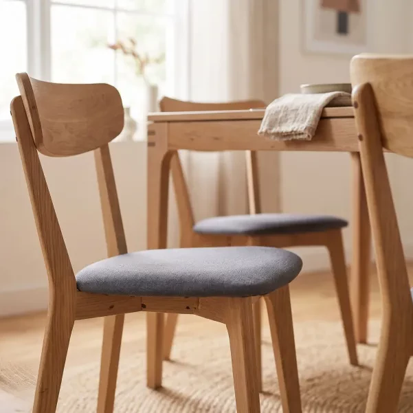 Chaise scandinave en tissu gris et bois de chêne | Hellin