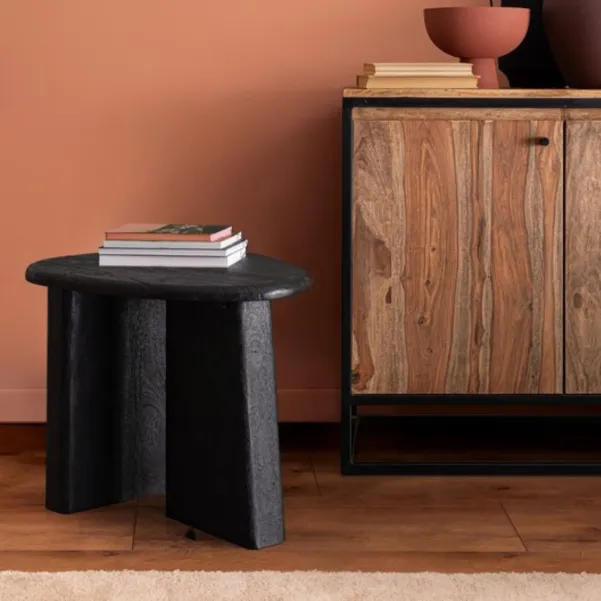 Table basse de salon triangulaire forme galet en bois de manguier L60 JUAREZ - HELLIN