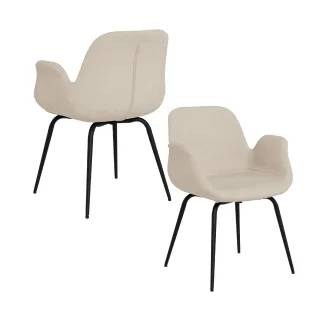Lot de deux chaises scandinaves à accoudoirs en tissu beige sable et quatre pieds fixes en métal noir.