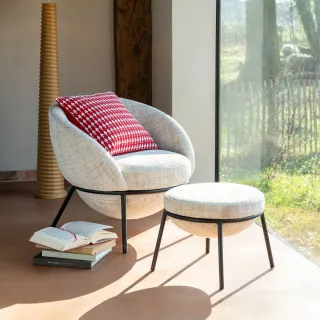 Fauteuil design et repose-pied en tissu MERO - HELLIN
