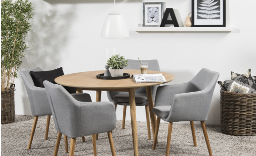table ronde en bois avec chaises en tissu